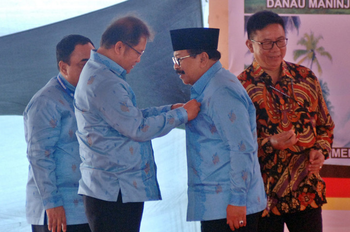 Menkominfo Rudiantara menyematkan pin pena emas kepada Gubernur Jatim Soekarwo saat pemberian anugerah Pena Emas pada puncak peringatan HPN 2018 di Padang. Anugerah Pena Emas merupakan penghargaan tertinggi PWI yang diberikan kepada tokoh masyarakat yang berjasa kepada bangsa dan negara khususnya dalam dunia pers.