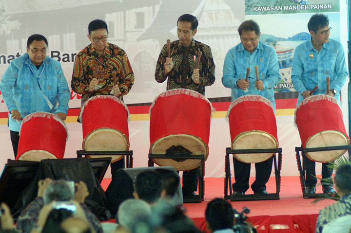 Presiden Joko Widodo (tengah) didampingi Ketua PWI Pusat Margiono (kiri), Ketua Dewan Pers Yoseph Adhi Prasetyo (kedua kiri), Menteri Komunikasi dan Informatika Rudiantara (kedua kanan), dan Gubernur Sumbar Irwan Prayitno (kanan) memukul gendang tradisional sebagai tanda peresmian puncak Hari Pers Nasional (HPN) 2018 di Padang, Sumatra Barat, Jumat, 9 Februari 2018. Dalam sambutannya, presiden mengatakan pers semakin diperlukan di tengah kemajuan teknologi digital dan banyaknya potensi informasi yang keliru di masyarakat.