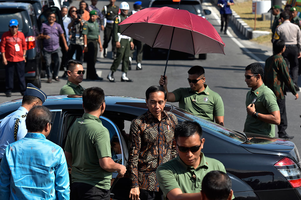 Presiden Joko Widodo saat tiba di tempat acara puncak peringatan Hari Pers Nasional (HPN) 2018 di Danau Cimpago, Padang.