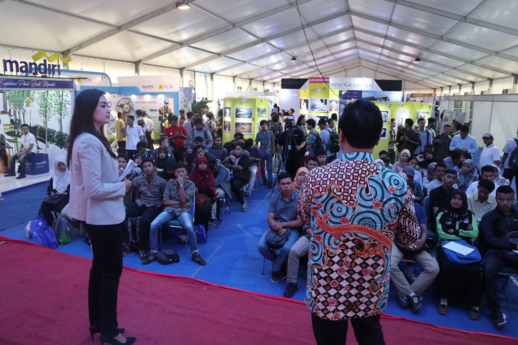 Seminar tersebut dihadiri puluhan mahasiswa dan masyarakat umum. Mereka sangat antusias mengikuti acara tersebut.
