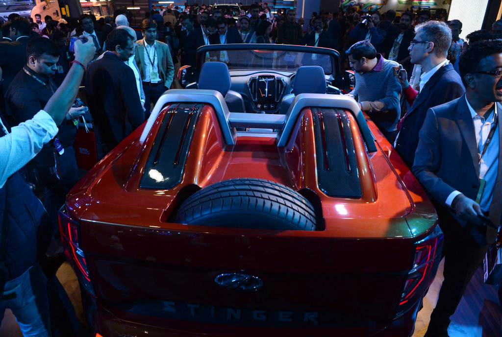 Pengunjung mengerumumi purwarupa TUV Stringer. Mobil konsep ini SUV bermesin listrik yang akan diproduksi Mahindra dalam waktu dekat/ 