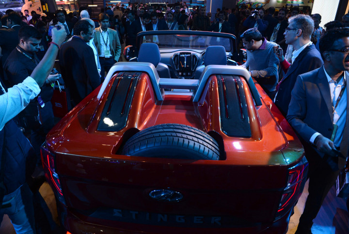 Pengunjung mengerumumi purwarupa TUV Stringer. Mobil konsep ini SUV bermesin listrik yang akan diproduksi Mahindra dalam waktu dekat/ 