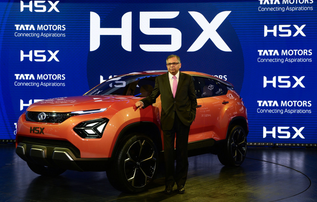 Chairman TATA Motors, N Chandrasekaran, memperkenalkan H5X. Di Indonesia, fokus TATA adalah kendaraan niaga. 