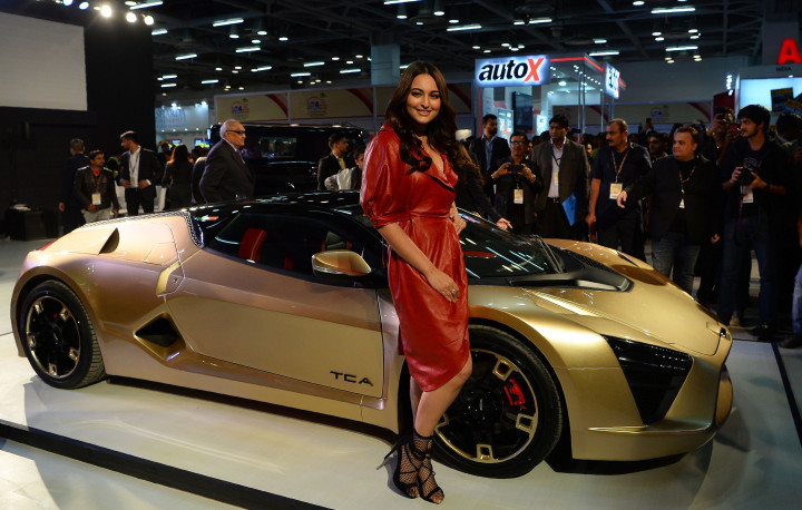 
Sonakshi Sinha, seorang artis Bollywood, berpose dengan DC TCA yang diproduksi di Mumbai. Sportcar berbahan titanium carbon aluminium hasil rancangan insinyur India ini bermesin V6 3,8 liter dari Renault.