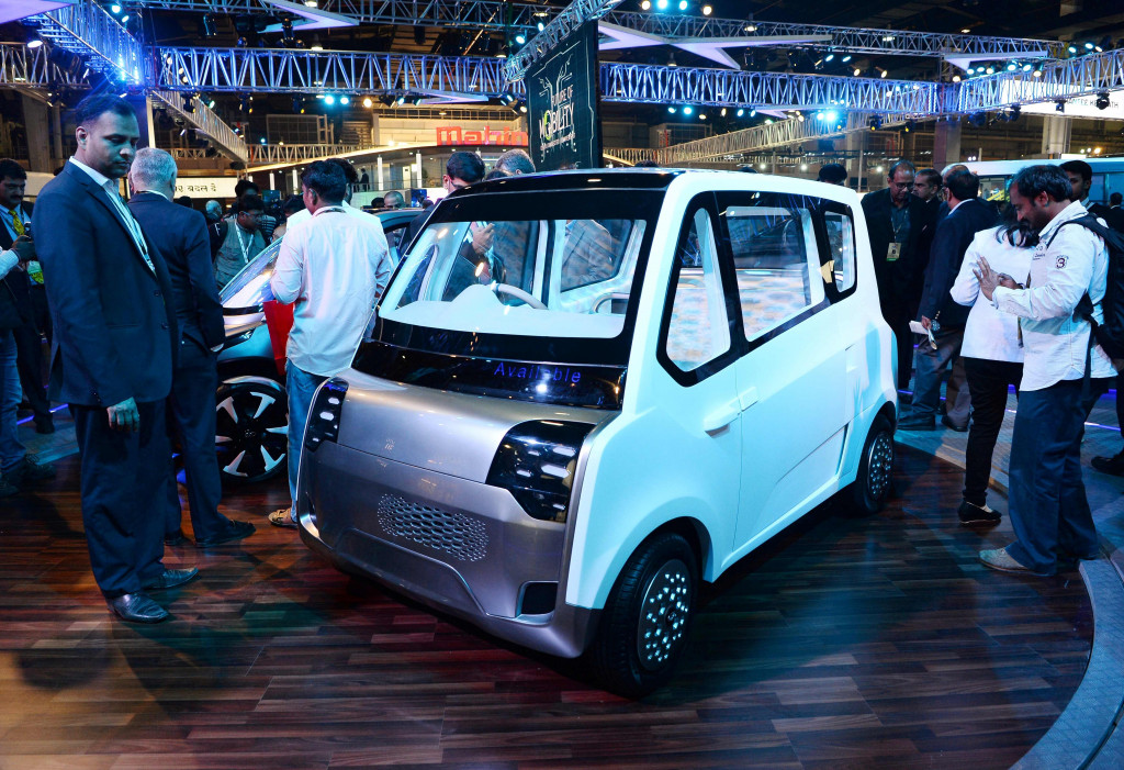 Mahindra juga memperkenalkan citycar concept bermesin listrik, Atom. India sangat serius mendorong penggunaan mobil litrik demi menekan polusi udara yang memprihatinkan. 