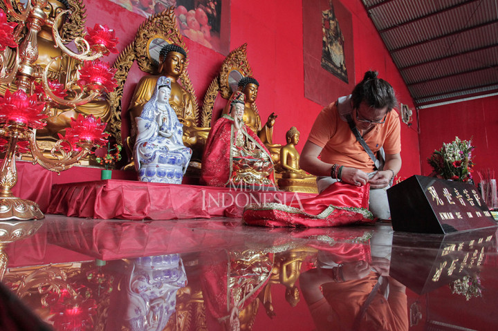 Beberapa hari menyambut imlek, sejumlah warga Tionghoa mulai melakukan berbagai persiapan, seperti membersihkan patung  dewa-dewi, membeli pernak-pernik imlek dan lain-lain. MI/Pius Erlangga