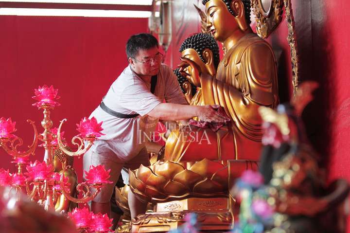 Sejumlah warga keturunan Tionghoa mulai membersihkan patung dewa-dewi jelang perayaan Imlek di Vihara Dharma Bhakti, Petak Sembilan, Jakarta Barat. MI/Pius Erlangga