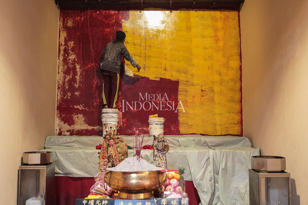 Pekerja mengecat ulang ruang berdoa jelang perayaan Imlek di Vihara Dharma Bhakti, Petak Sembilan, Jakarta Barat. Ini merupakan aktivitas rutin yang dilakukan jelang perayaan Imlek. MI/Pius Erlangga