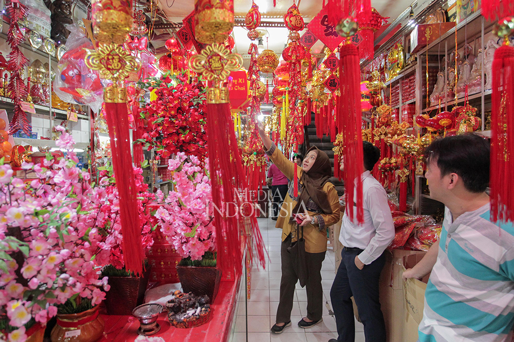 Jelang Imlek pedagang kawasan pasar Petak Sembilan mulai menjajakan pernak-pernik untuk merayakan Imlek. MI/Pius Erlangga