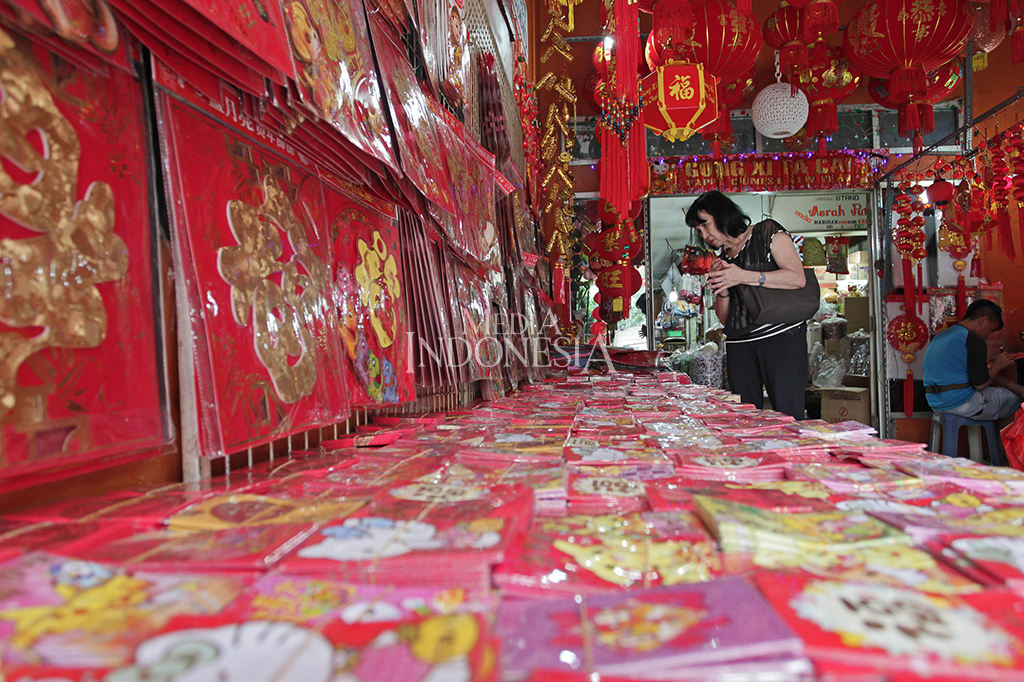 Pembeli memilih amplop angpao yang dijual di toko pernak-pernik imlek kawasan pasar Petak Sembilan, Tambora, Jakarta Barat. MI/Pius Erlangga