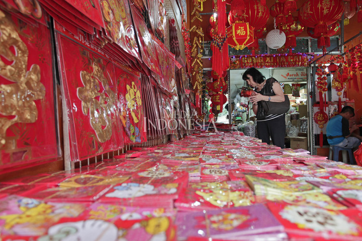 Pembeli memilih amplop angpao yang dijual di toko pernak-pernik imlek kawasan pasar Petak Sembilan, Tambora, Jakarta Barat. MI/Pius Erlangga