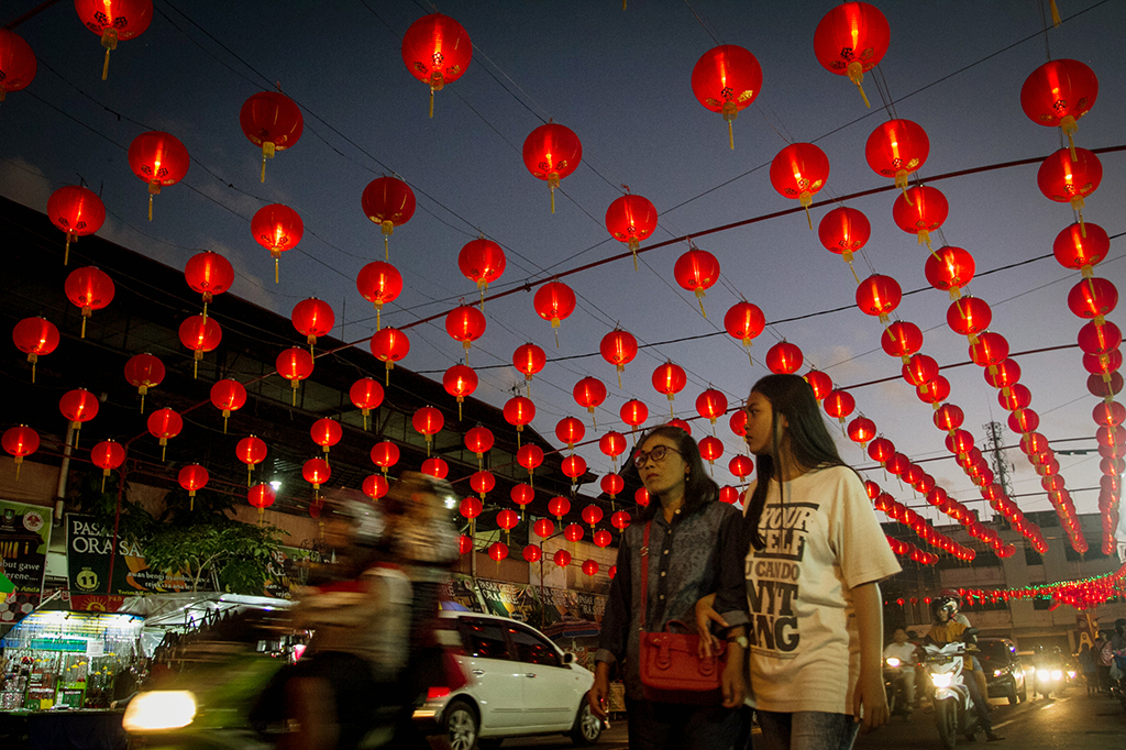 Tak hanya di Jakarta, suasana imlek pun terasa di sejumlah daerah. Menyambut Tahun Baru Imlek 2018, kawasan Pasar Gede Solo mulai dihiasai dengan ribuan lampion yang dipasang hingga penutupan Cap Go Meh. ANTARA/Mohammad Ayudha
