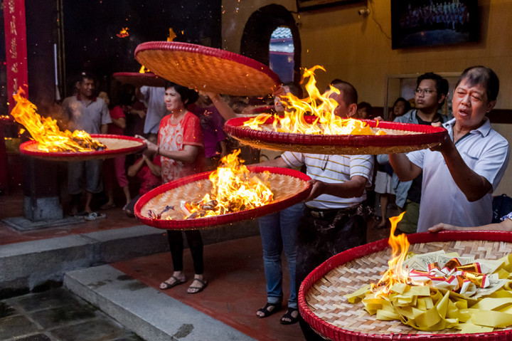 Ritual pembersihan kelenteng yang juga dilaksanakan di sejumlah klenteng di kawasan Pecinan Semarang tersebut dalam rangka menyambut Tahun Baru Imlek 2569. ANTARA/Aji Styawan