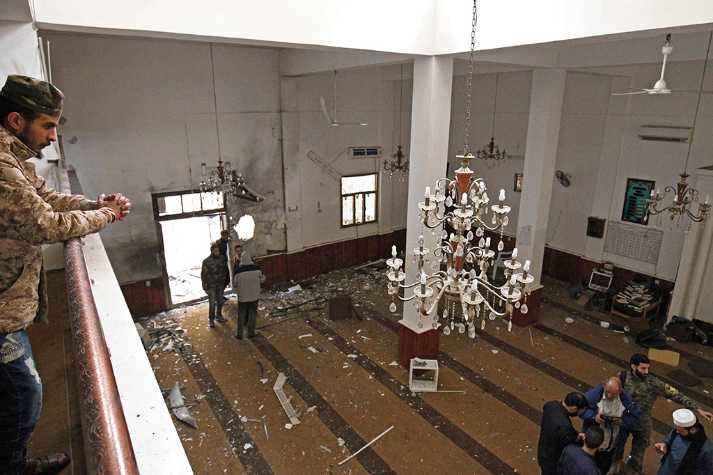 Ledakan bom kembar melanda sebuah masjid di Benghazi di wilayah timur Libya. Setidaknya satu orang tewas sementara 62 lainnya mengalami luka-luka.