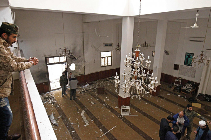 Ledakan bom kembar melanda sebuah masjid di Benghazi di wilayah timur Libya. Setidaknya satu orang tewas sementara 62 lainnya mengalami luka-luka.