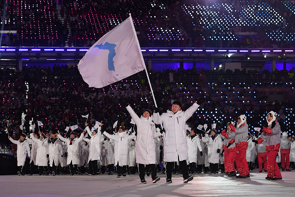 Dalam parade atlet upacara pembukaan, atlet Korea Selatan dan Korea Utara masuk bersama dengan membawa bendera Semenanjung Korea. 