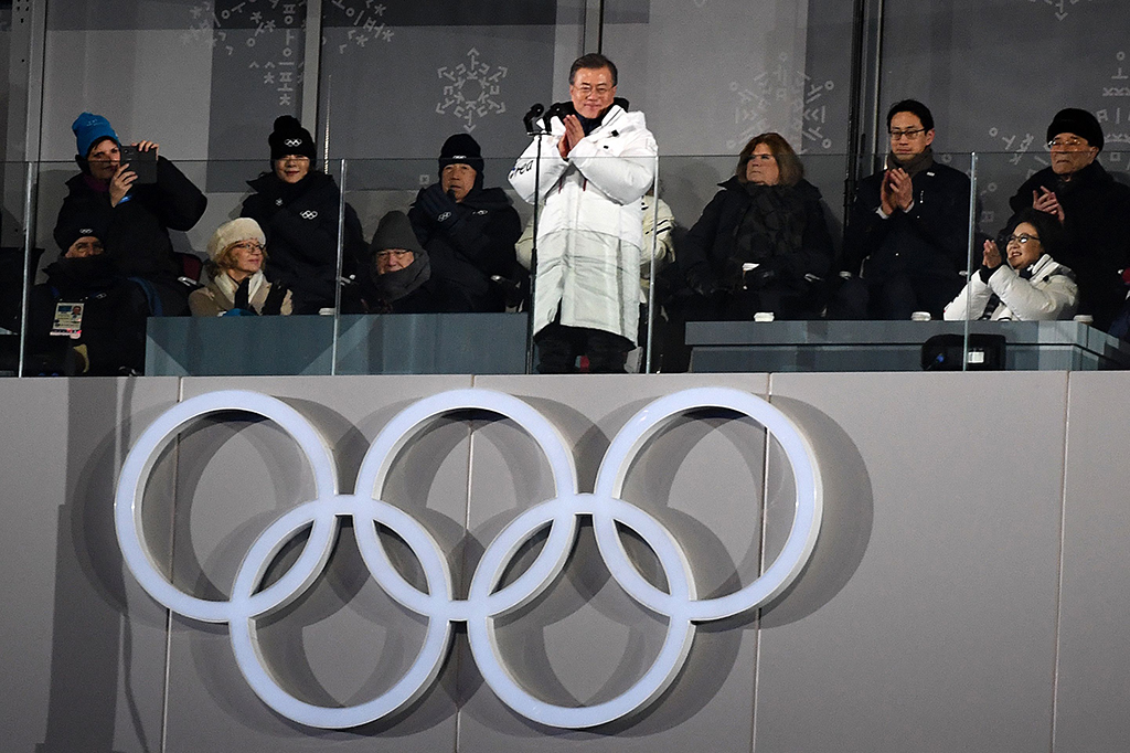 Presiden Korsel Moon Jae In secara resmi membuka Olimpiade Musim Dingin Pyeong Chang pada malam itu. Kehadiran kedua Korea menjadi satu bendera memperlihatkan semangat acara tersebut.