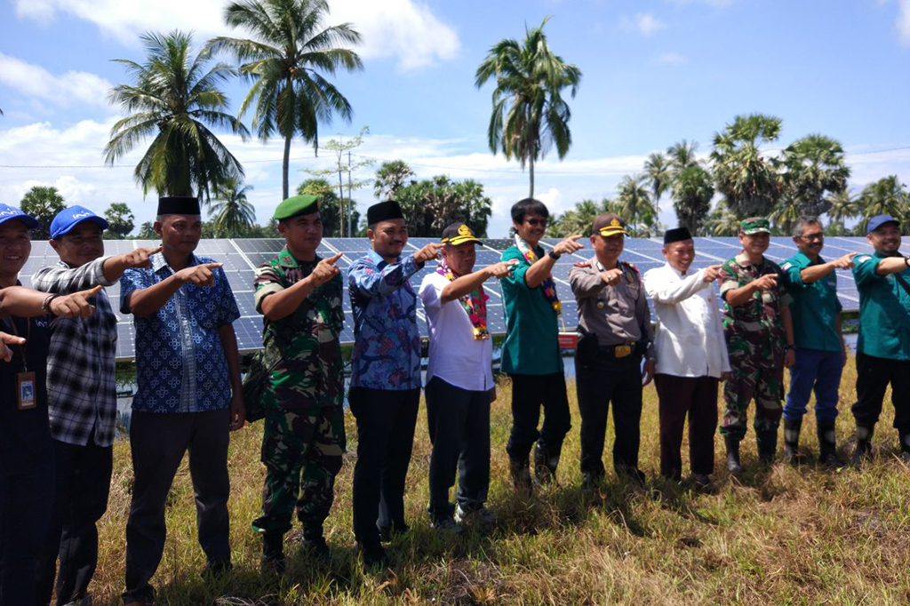 Kementerian Energi dan Sumber Daya Mineral (ESDM) meresmikan Pembangkit Listrik Tenaga Surya (PLTS) Terpusat 100 kilo Watt peak (kWp) di Desa Balang Datu, Mappakasungguh, Takalar, Sulawesi Selatan.