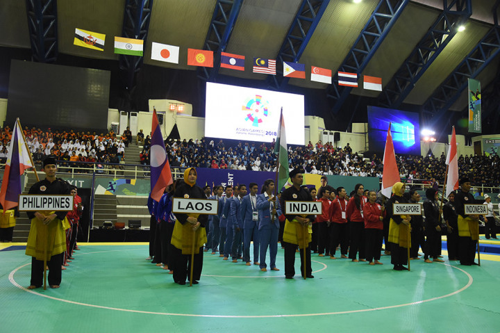Sebanyak 91 atlet dari Brunei Darussalam, Filipina, India, Indonesia, Jepang, Kirgistan, Laos, Malaysia, Singapura, dan Thailand mengikuti defile pada pembukaan pertandingan kejuaraan uji coba cabang pencak silat Asian Games, Sabtu, 10 Februari 2018. 
