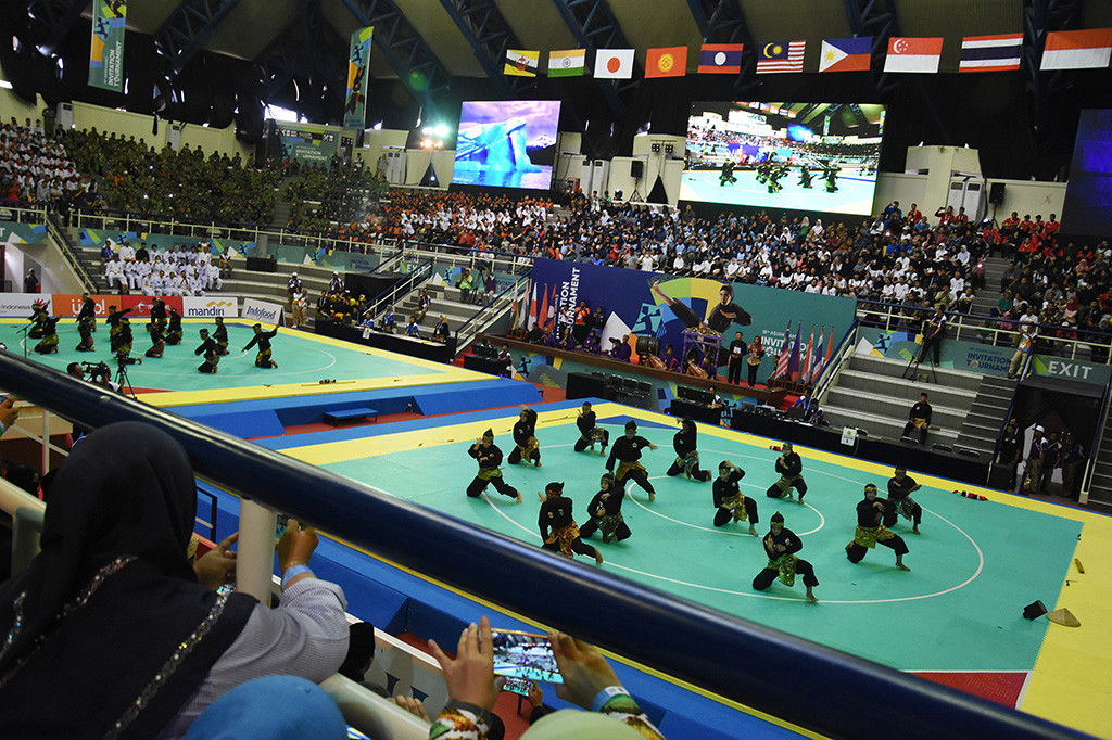 Pesilat asal Jakarta memeragakan sejumlah jurus pada upacara pembukaan pertandingan pencak silat 18th Asian Games Invitation Tournament di Padepokan Stadium, Jakarta.