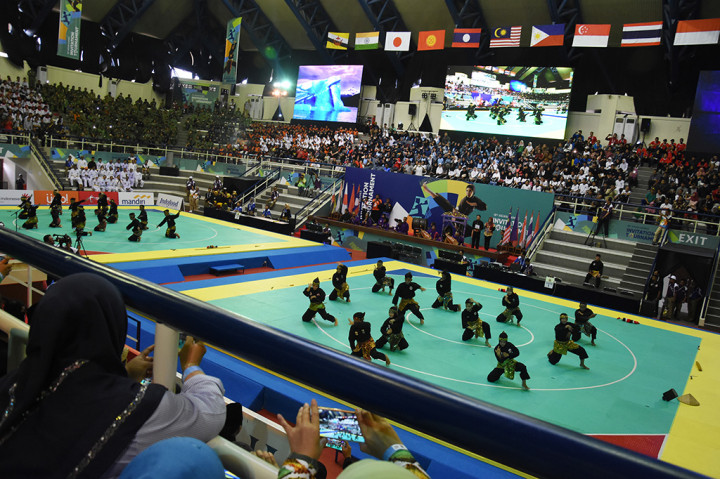 Pesilat asal Jakarta memeragakan sejumlah jurus pada upacara pembukaan pertandingan pencak silat 18th Asian Games Invitation Tournament di Padepokan Stadium, Jakarta.