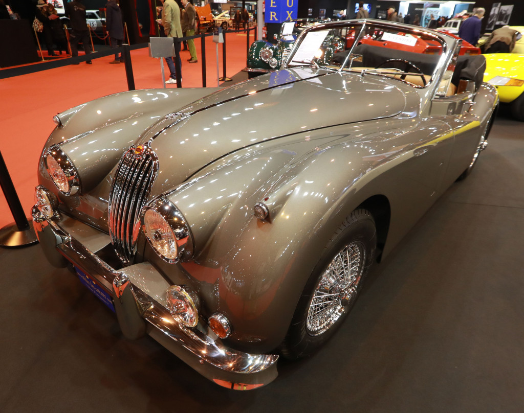 Jaguar XK140 lansiran 1955. Inggris memproduksi sporycar mewah tersebut untuk membangkitkan kepercayaan diri industrinya dari kehancuran dampang Perang Dunia II.