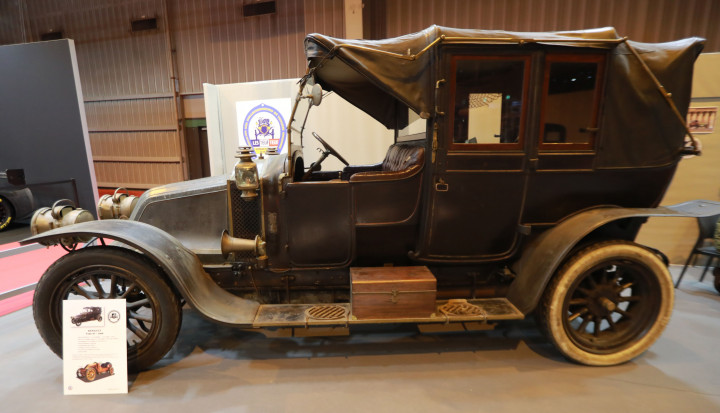 Renault Type AI kelahiran 1908. Inilah mobil penumpang pertama produksi Renault dan mendulang kepopuleran di Eropa.