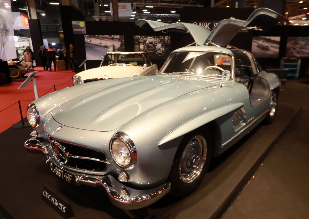 Mercedes-Benz 300SL lansiran 1954. Lekuk pintu yang membuka ke atas merupakan daya tariknya dan sejak itu muncul istilah gullwing door. 