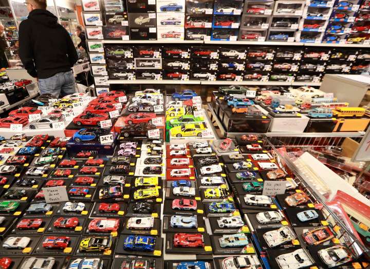 Diecast mobil retro. Berburu diecast mobil retro edisi terbatas pun tidak kalah seru dari berburu onderdil original bawaan pabrik.