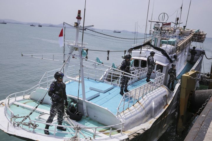 Ketika disergap patroli TNI AL, kapal MV Sunrise Glory yang mengangkut 1,02 ton sabu itu memasang bendera Singapura. 