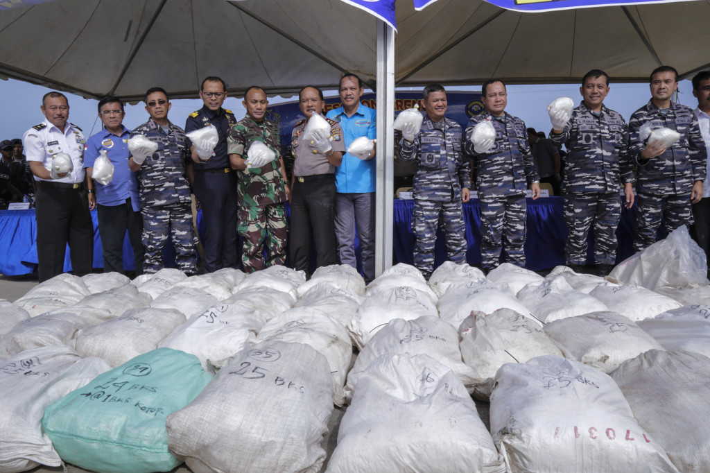 Deputi Pemberantasan BNN Irjen Pol Arman Depari (kelima kanan), Wakasal Laksamana Madya TNI Taufiqoerrochman (keempat kanan) dan Kapolda Kepri Irjen Pol Didid Widjanardi (keenam kiri) menunjukkan barang bukti sitaan.