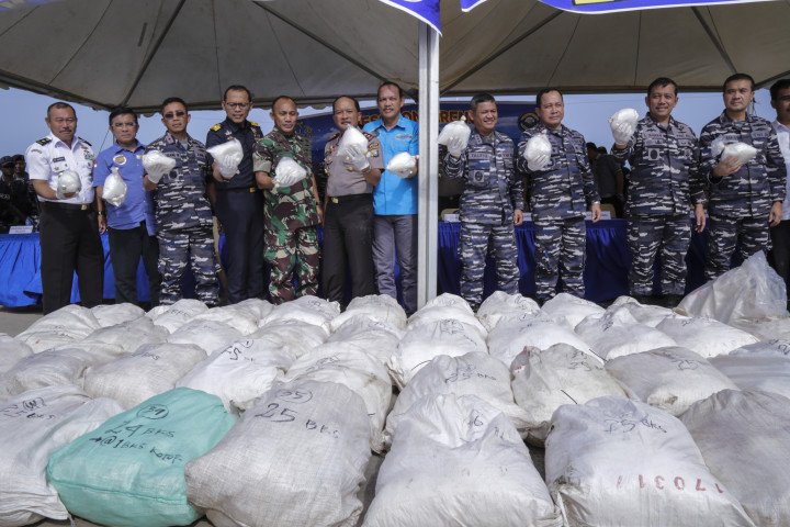 Deputi Pemberantasan BNN Irjen Pol Arman Depari (kelima kanan), Wakasal Laksamana Madya TNI Taufiqoerrochman (keempat kanan) dan Kapolda Kepri Irjen Pol Didid Widjanardi (keenam kiri) menunjukkan barang bukti sitaan.