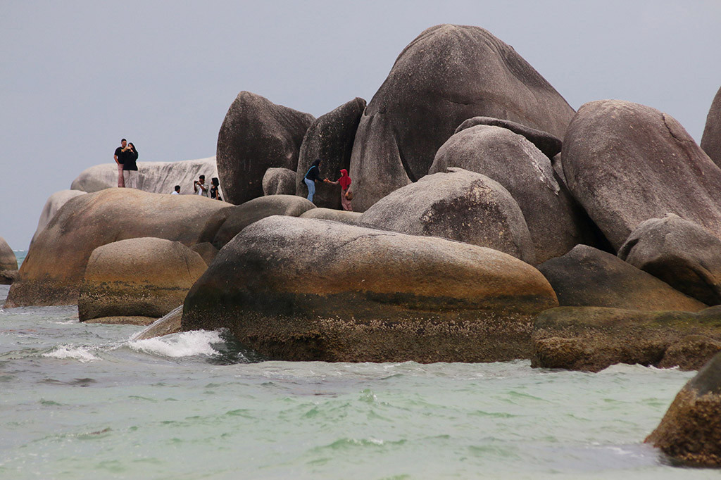 Pantai ini disebut dengan Tanjung Tinggi karena tanjung artinya semenjung dan tinggi yaitu pantai dengan bebatuan yang tinggi. Dulunya pantai ini merupakan pelabuhan nelayan masyarakat di sana. ANTARA/Rivan Awal Lingga
