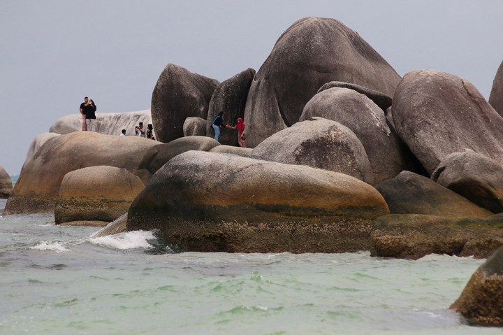 Pantai ini disebut dengan Tanjung Tinggi karena tanjung artinya semenjung dan tinggi yaitu pantai dengan bebatuan yang tinggi. Dulunya pantai ini merupakan pelabuhan nelayan masyarakat di sana. ANTARA/Rivan Awal Lingga
