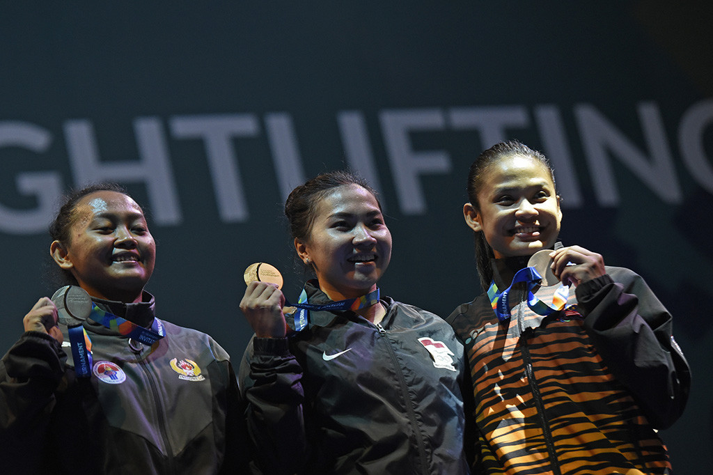 Dewi hanya unggul 4 kg dari rekan senegaranya, Syarah Anggraini, yang menyabet medali perak. Syarah mengumpulkan total angkatan 180 kg dengan perincian 80 kg snatch dan 100 kg clean & jerk. Adapun peringkat ketiga dihuni lifter Malaysia, Sharifah Inani Najwa Syd Anuar, yang membukukan total angkatan 161 kg.