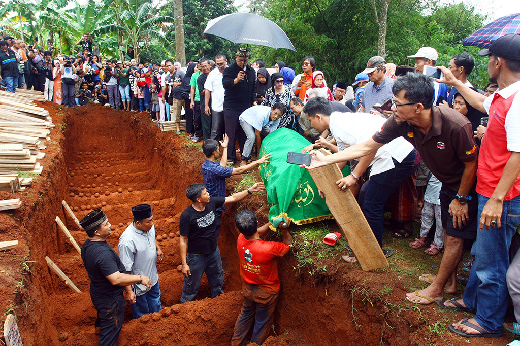 Sebanyak 26 orang korban tewas kecelakaan bus pariwisata di tanjakan Emen, Subang yang kesemuanya warga Legoso Ciputat, dimakamkan secara massal.