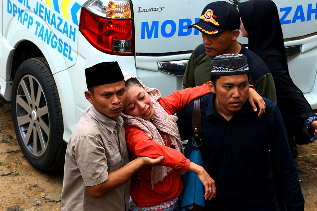 Jenazah langsung disambut isak tangis oleh pihak keluarga yang telah menunggu di TPU tersebut. Ribuan warga turut menghadiri pemakaman ini.
