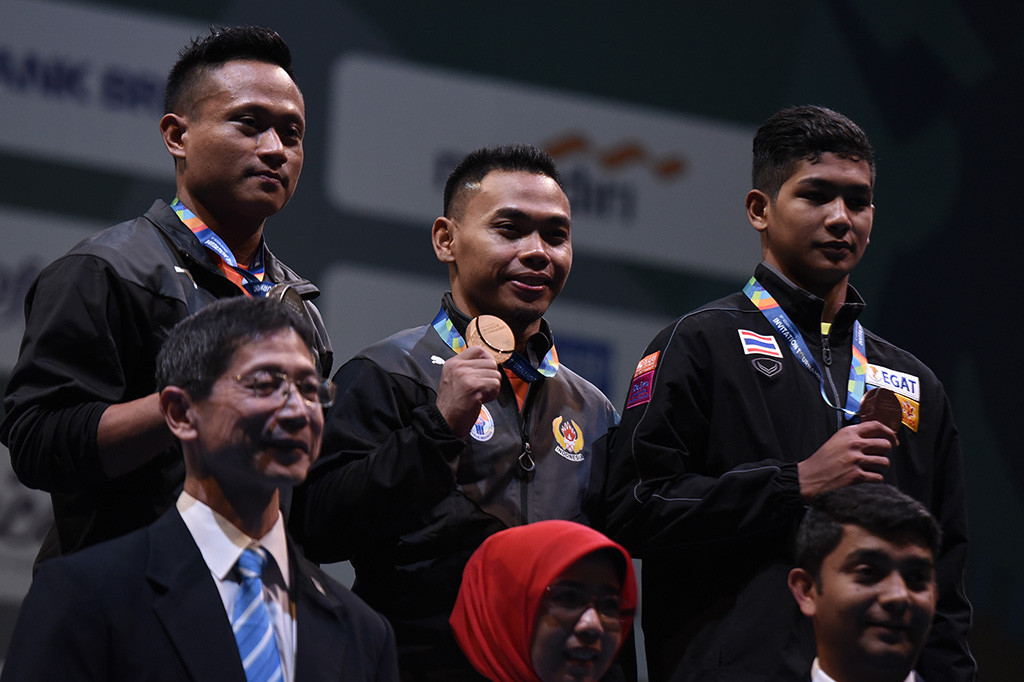 Eko Yuli Irawan yang turun di nomor 62 kg putra membukukan total angkatan 295 kg, dengan perincian 135 kg snatch dan 160 clean & jerk. 