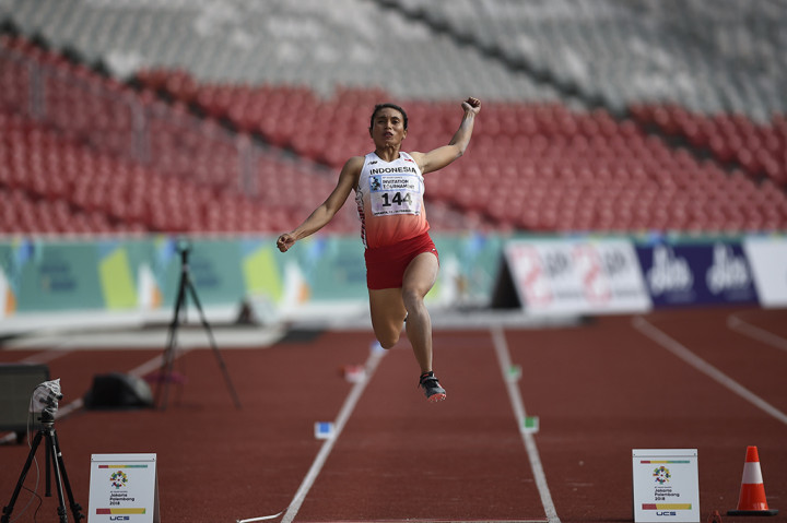 Atlet Indonesia Maria Natalia Londa melakukan lompatan dalam final lompat jauh putri atletik 18th Asian Games Invitation Tournament di Stadion Utama Gelora Bung Karno, Senayan. 