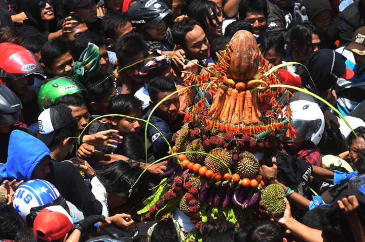 Meski diwarnai sejumlah insiden, namun tradisi Kenduren Durian Wonosalam 2018, yang dibuka oleh Plt. Bupati Jombang, Hj. Mundjidah Wahab, berlangsung meriah. Terbukti dengan antusiasme puluhan ribu pengunjung yang datang dari berbagai daerah. ANTARA/Zabur Karuru