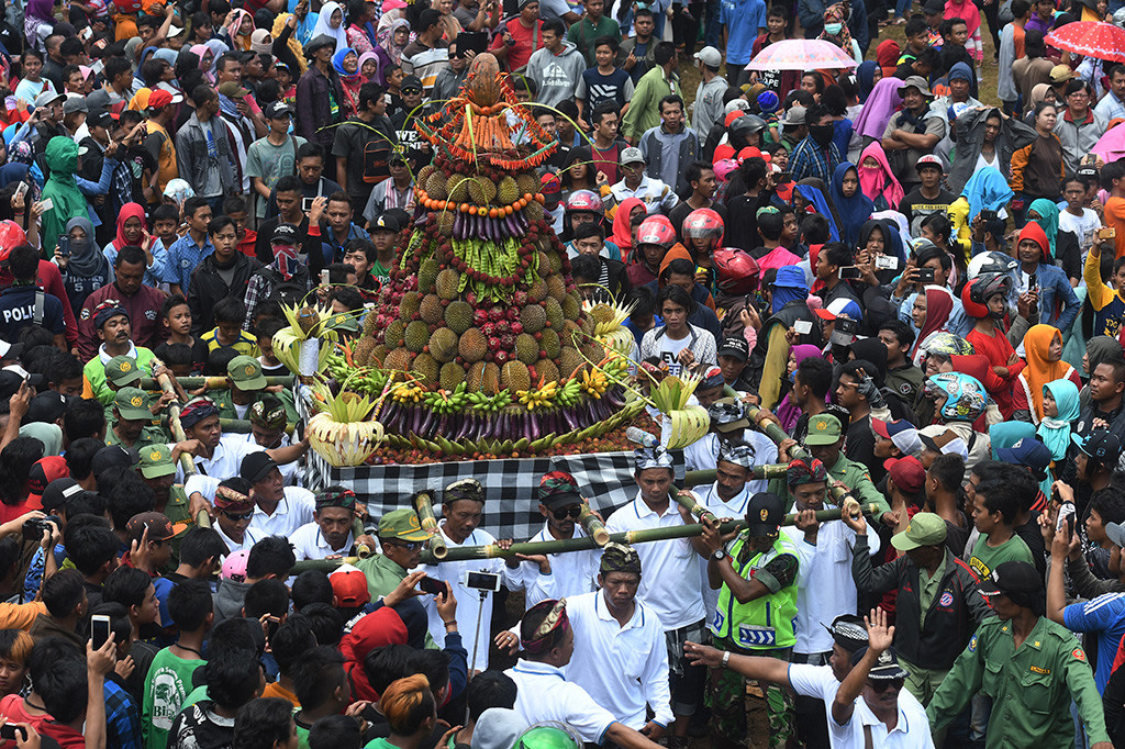 Festival Kenduren atau sering disebut juga kenduri merupakan acara tahunan yang digelar setiap memasuki musim panen durian sebagai bentuk syukur petani kepada Tuhan.  ANTARA/Zabur Karuru