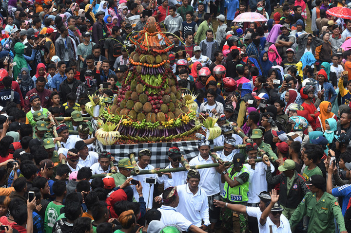 Festival Kenduren atau sering disebut juga kenduri merupakan acara tahunan yang digelar setiap memasuki musim panen durian sebagai bentuk syukur petani kepada Tuhan.  ANTARA/Zabur Karuru