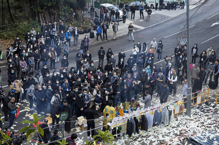 Warga berdoa di lokasi kecelakaan bus tingkat yang menewaskan 19 orang di Hong Kong, Senin, 11 Februari 2018. 