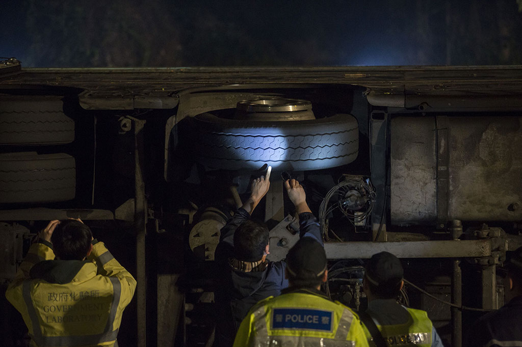 Polisi tengah menyelidiki kecelakaan maut yang menyebabkan 19 orang tewas dan 65 lainnya luka-luka tersebut. Sopir bus yang mengalami luka ringan telah ditangkap dan ditahan polisi untuk penyelidikan.