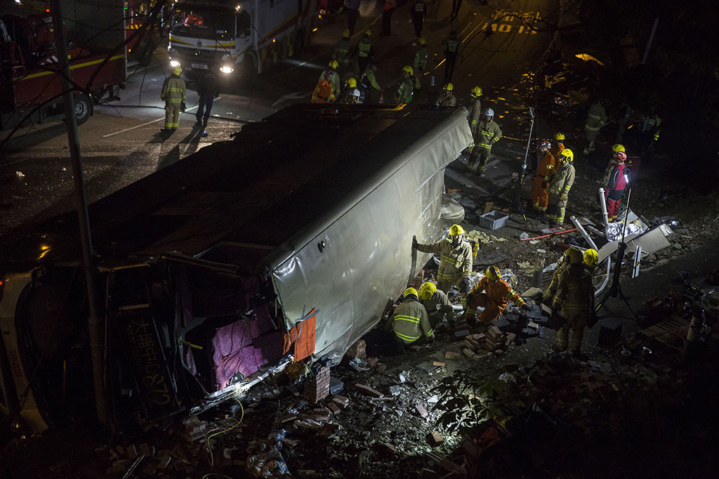 Bus dua tingkat tersebut terbalik pada Sabtu (10/2) malam di dekat Kota Tai Po di utara New Territories, di bagian sampingnya dan tampaknya menubruk tiang lampu. Bus tersebut dijalankan Kowloon Motor Bus Company, salah satu operator bus utama di Hong Kong.