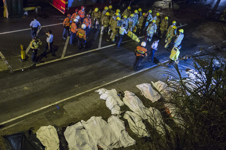 Sebelum kecelakaan itu, penumpang mengeluh kepada sopir yang dilaporkan terlambat 10 menit dan dia kemudian melaju kencang, Apple Daily melaporkan, mengutip penumpang yang cedera di tempat kejadian. Hong Kong aktif mempromosikan sistem transportasi publik mereka sebagai salah satu yang terbaik di dunia, tetapi kecelakaan fatal kadang-kadan terjadi. 