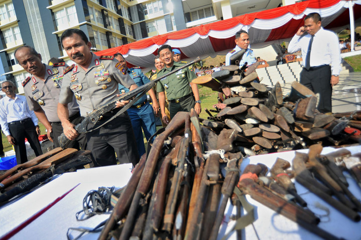 Kapolda Sumbar Irjen Fakhrizal (kedua kiri) memegang senjata api tradisional 'balansa' yang akan dimusnahkan, di Mapolda Sumatera Barat, di Padang, Senin, 12 Februari 2018.