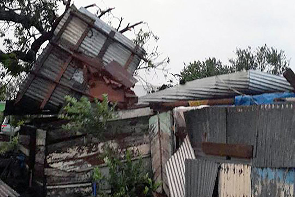 Atap rumah penduduk beterbangan, pohon dan tiang listrik tumbang setelah disapu badai Gita yang berkekuatan 230 kmh (142 mph).