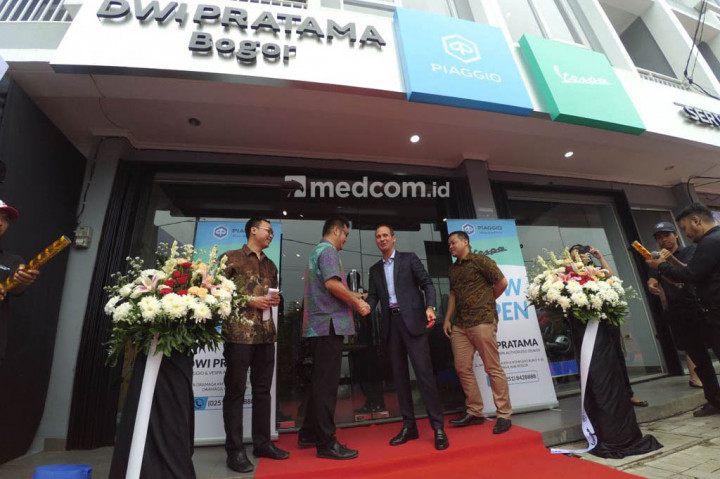 Petinggi Piaggio Indonesia dan pemilik dealer meresmikan dealer kedua di Bogor.