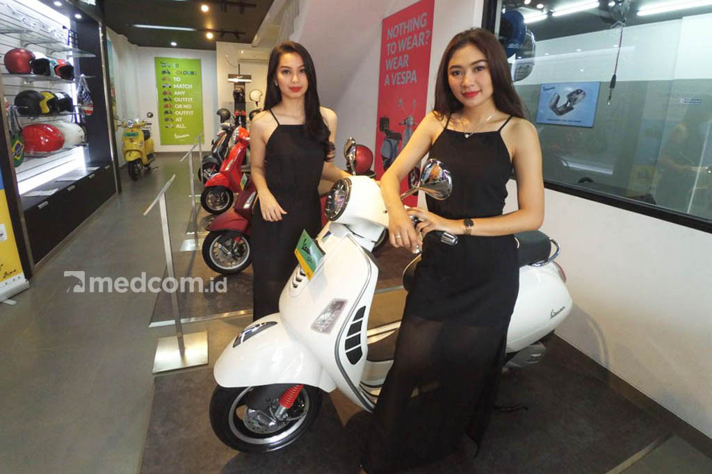 Model berpose bersama produk Piaggio dan Vespa.